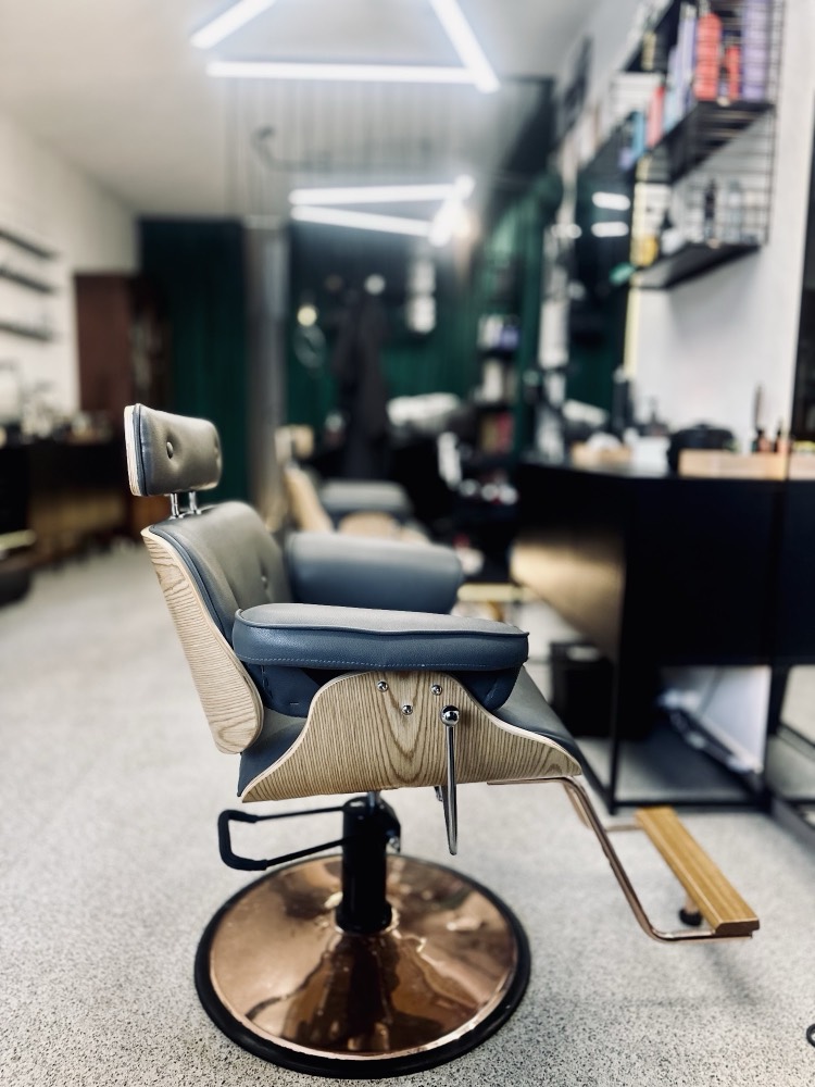 Barberské křeslo ve studiu PM cuts & shave v Brně-Komíně