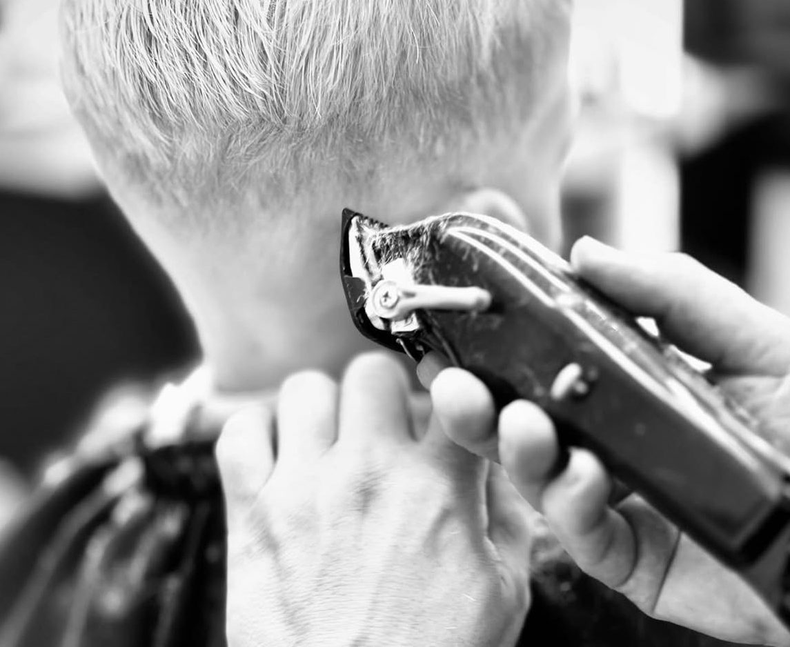 Detail práce se strojkem — zaholení kontur, studio PM cuts & shave