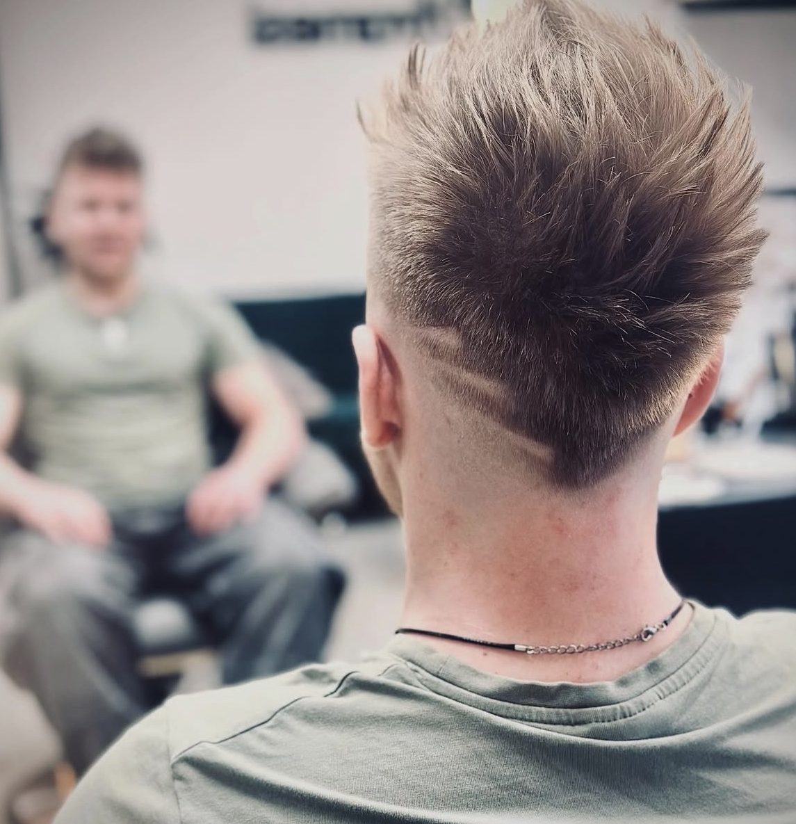 Pánský střih zezadu — vyholený detail a fade