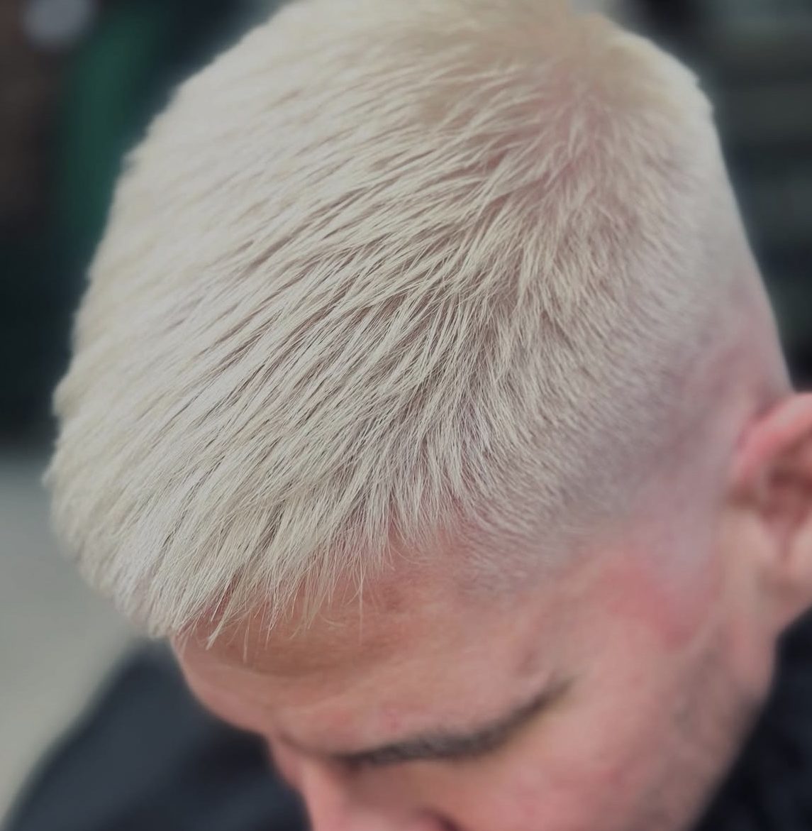 Pánské zesvětlení do platinové blond, studio PM Brno