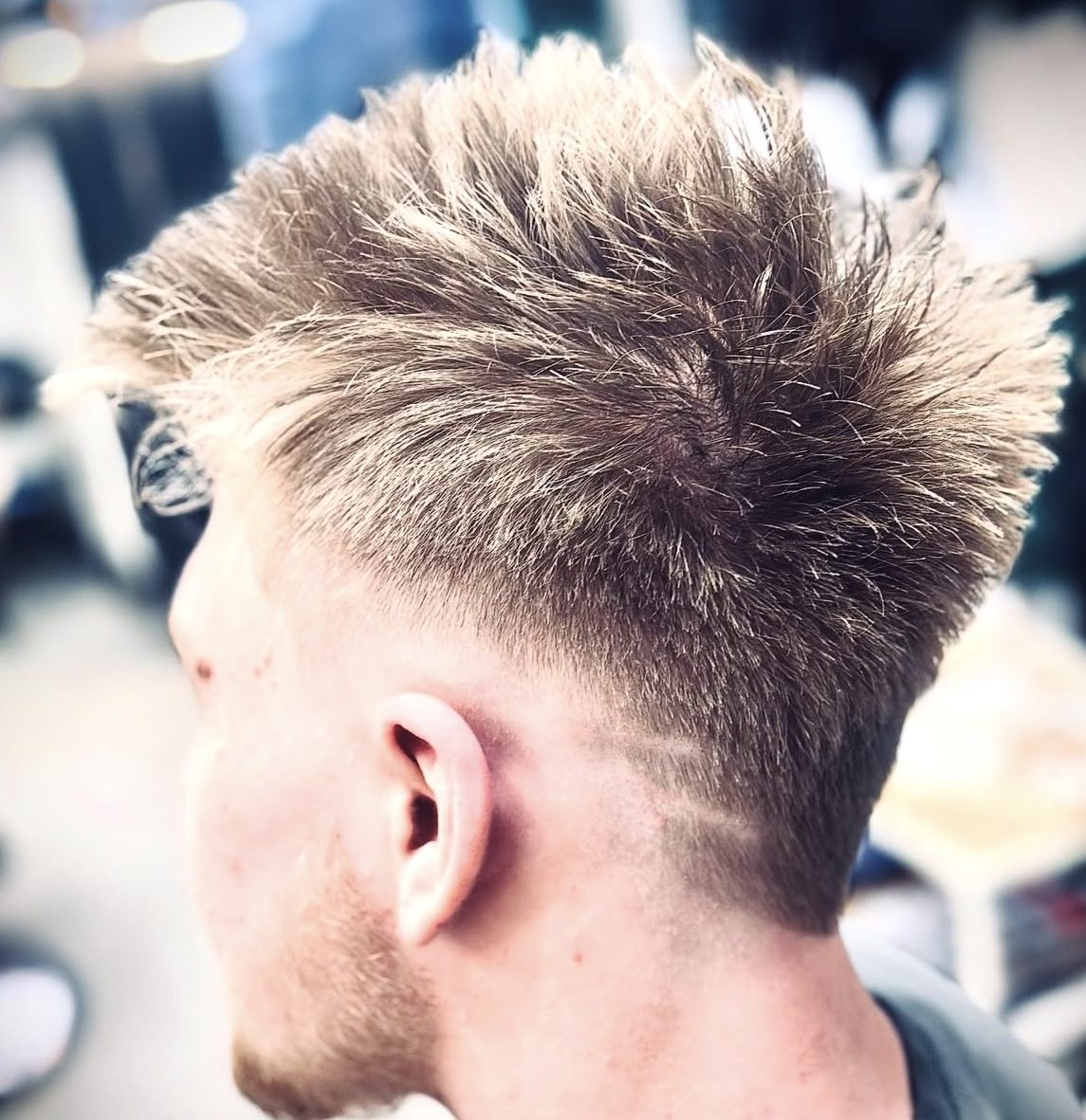 Pánský střih se skin fade a nastylovaným vrškem